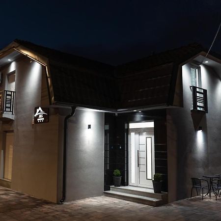 J&S Apartments Nis Bagian luar foto